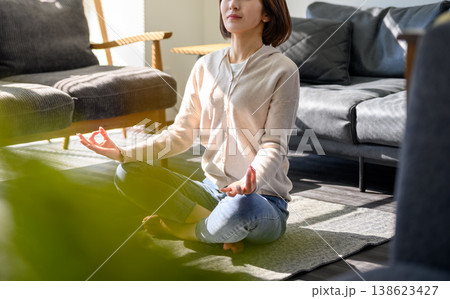 瞑想中の女性のヨガ 瞑想中の女性のヨガ 138623427