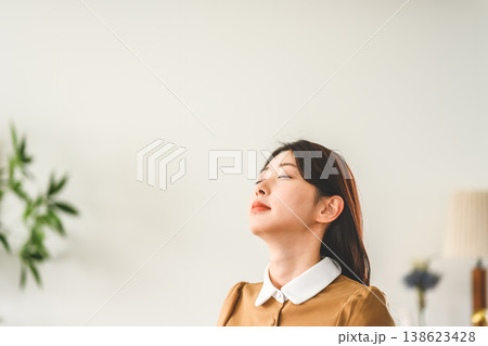 女性が目を閉じて深呼吸する 女性が目を閉じて深呼吸する 138623428