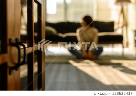 部屋でくつろぐ女性 部屋でくつろぐ女性 138623437