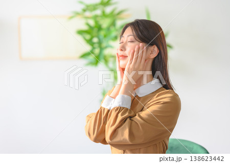 女性が顔に手を当ててスキンケア 138623442