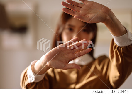 女性が両手を前にかざし何かを拒否する 女性が両手を前にかざし何かを拒否する 138623449