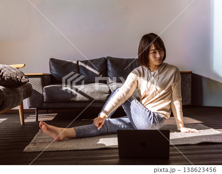 ヨガのポーズをとる女性 138623456