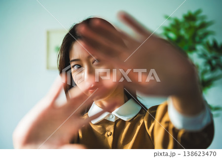 手をかざして拒否する女性 138623470