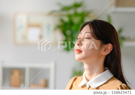 女性が目を閉じて深呼吸する 女性が目を閉じて深呼吸する 138623471