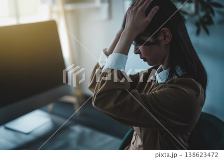 女性が頭を抱え、悩んでいる様子 138623472