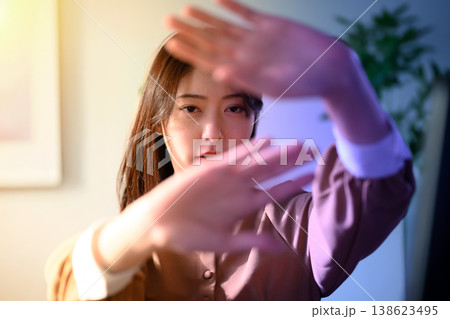 女性が両手で顔を隠すポーズ 138623495