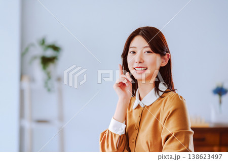 指をさして説明する女性 指をさして説明する女性 138623497