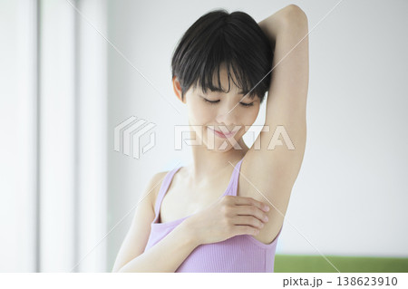 若い女性のボディケア 脇の美容とスキンケアイメージ 138623910