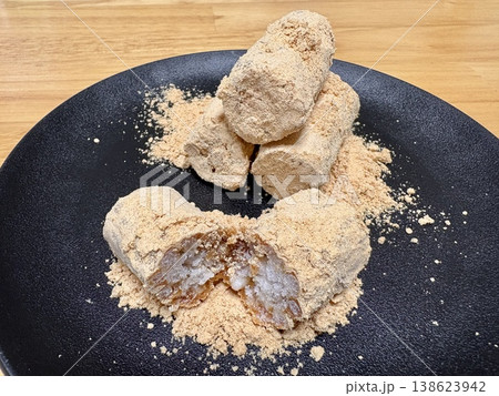 五家宝_埼玉県を代表する銘菓の一つ_きな粉の和菓子 138623942