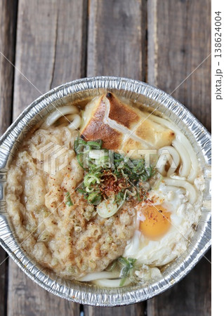 アルミ鍋に入っているレトルトの天ぷら鍋焼きうどん アルミ鍋に入っているレトルトの天ぷら鍋焼きうどん 138624004