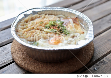 アルミ鍋に入っているレトルトの天ぷら鍋焼きうどん アルミ鍋に入っているレトルトの天ぷら鍋焼きうどん 138624005