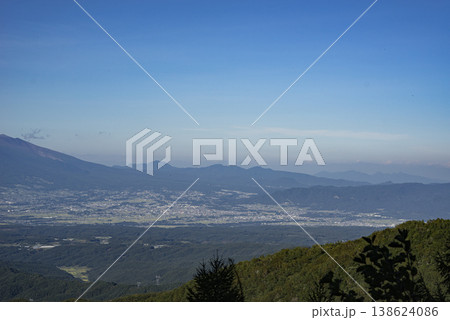 夏の浅間山と長野県佐久市の街並み 夏の浅間山と長野県佐久市の街並み 138624086