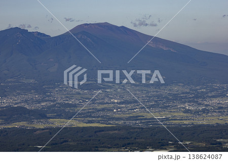 夏の浅間山と長野県佐久市の街並み 138624087