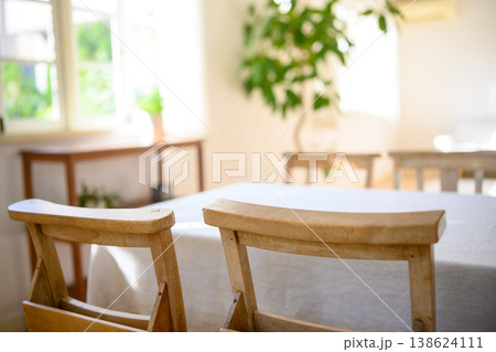 明るい部屋のテーブルと椅子 138624111