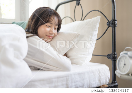 ベッドで眠る女性 138624117