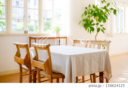 明るい食卓の風景 138624125