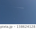 飛行機雲と昼の月 138624128