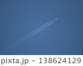 青空の飛行機雲 138624129