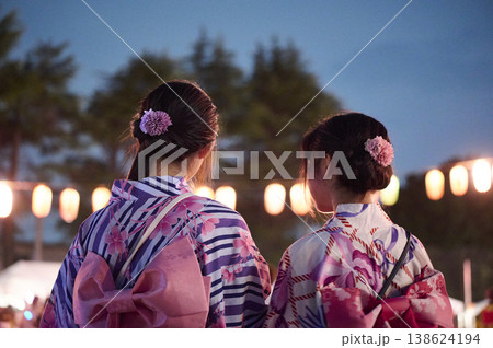 浴衣姿の女性二人の後ろ姿と髪飾り 浴衣姿の女性二人の後ろ姿と髪飾り 138624194