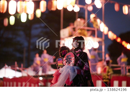 祭のうちわを持つ浴衣姿の女性の後ろ姿 138624196