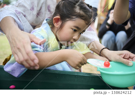 スーパーボールすくいに挑戦する浴衣姿の女の子 138624212