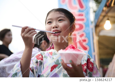 かき氷を食べる浴衣姿の女の子の笑顔 138624217