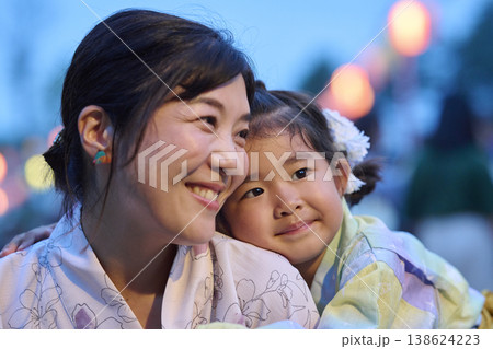 頬を寄せ合う母と娘のポートレート 138624223