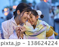 提灯の下で寄り添う母と娘の笑顔 138624224