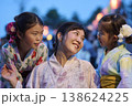 夏祭りで浴衣姿の母と娘二人 138624225