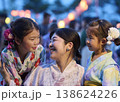 笑顔で寄り添う浴衣姿の母と姉妹 138624226