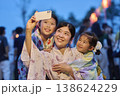 夏祭りの思い出にスマホで写真を撮る母と娘たち 138624229