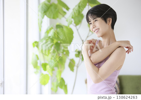 日常生活を送る若い女性 自宅でストレッチをする女性 健康的な朝の生活 日常生活を送る若い女性 自宅でストレッチをする女性 健康的な朝の生活 138624263