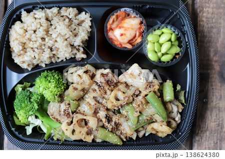 テイクアウトのマスタードチキンとたっぷり野菜のヘルシー弁当 138624380
