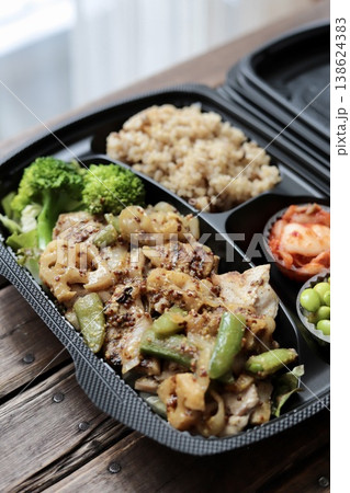 テイクアウトのマスタードチキンとたっぷり野菜のヘルシー弁当 テイクアウトのマスタードチキンとたっぷり野菜のヘルシー弁当 138624383