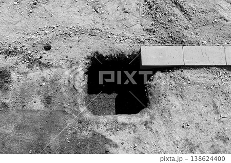 墨糸を張って「フェンスブロック300型」を埋める為の穴を掘る「白黒」 138624400