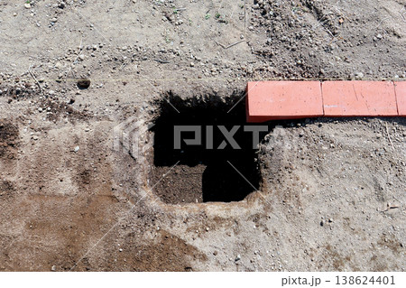 墨糸を張って「フェンスブロック300型」を埋める為の穴を掘る 138624401