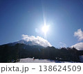 冬の雪山と青空に輝く太陽の風景 138624509