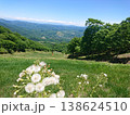 新緑の高原と広がる山並みの爽やかな風景 138624510