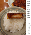 ご飯にのせた味噌カツのアップ 138624511