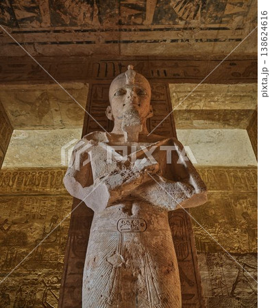 アブ・シンベル神殿内部の石像と壁画レリーフ—古代エジプト 138624616