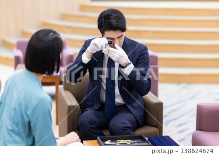 出張買取 貴金属の査定をしている男性 撮影協力:学校法人電波学園 東京電子専門学校 出張買取 貴金属の査定をしている男性 撮影協力:学校法人電波学園 東京電子専門学校 138624674