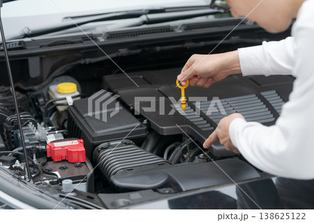 車のオイルをチェックする男性 138625122