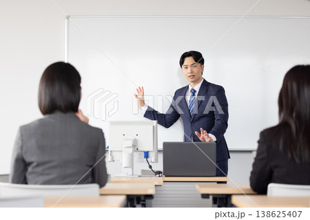 セミナー 登壇者 説明をしている男性 撮影協力:学校法人電波学園東京電子専門学校 セミナー 登壇者 説明をしている男性 撮影協力:学校法人電波学園東京電子専門学校 138625407