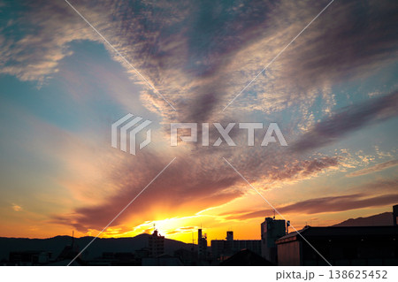夕焼け空と雲の風景 dramatic sunset sky clouds 夕焼け空と雲の風景 dramatic sunset sky clouds 138625452