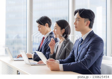 セミナーを聴講する男女 撮影協力:学校法人電波学園東京電子専門学校 セミナーを聴講する男女 撮影協力:学校法人電波学園東京電子専門学校 138625454