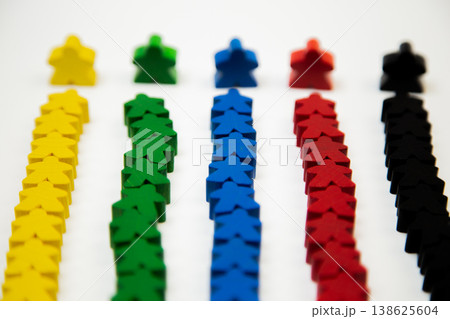Side view of rows of wooden multi-colored men, with a large man at the base, divided into teams on a white background. The concept of team competitions, community groups, people. High quality photo Side view of rows of wooden multi-colored men, with a large man at the base, divided into teams on a white background. The concept of team competitions, community groups, people. High quality photo 138625604