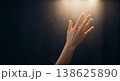 光に向かって手を伸ばす希望や救いを象徴するイメージ 138625890
