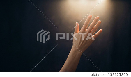 光に向かって手を伸ばす希望や救いを象徴するイメージ 138625890