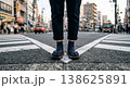 都市の横断歩道で分岐点に立つ足元の視点 138625891
