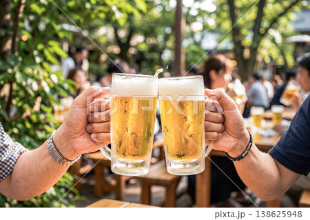 ビアガーデンでビールで乾杯 ビアガーデンでビールで乾杯 138625948